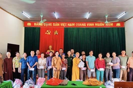 Đại đức Thích Tâm Ngọc và các thành viên trong đoàn từ thiện trao quà đến các hộ dân