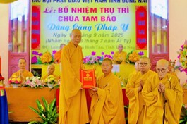 Thượng tọa Thích Huệ Khai trao quyết định bổ nhiệm trụ trì chùa Tam Bảo đến Đại đức Thích Trung Định