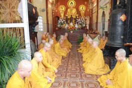 Chư Tăng thực hiện nghi thức Bố-tát tại chùa Phước Trí (xã Hóc Môn, TP.HCM) - Ảnh: Nguyên Tài/BGN