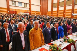 Các đại biểu thực hiện nghi thức chào cờ