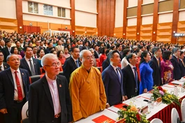 Các đại biểu thực hiện nghi thức chào cờ