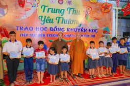 Trao học bổng đến các em học sinh hiếu học