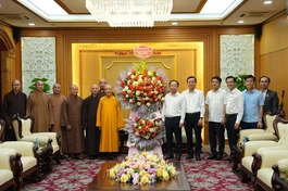 Ban Trị sự GHPGVN tỉnh Hà Tĩnh tặng hoa chúc mừng