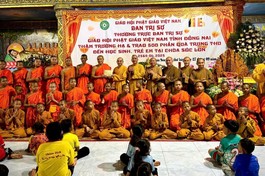 Trao tịnh tài cúng dường chư Tăng an cư tại trường hạ chùa Sóc Lớn - một trong những trung tâm Phật giáo Nam tông Khmer lớn của tỉnh Bình Phước cũ 