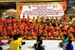 Trao tịnh tài cúng dường chư Tăng an cư tại trường hạ chùa Sóc Lớn - một trong những trung tâm Phật giáo Nam tông Khmer lớn của tỉnh Bình Phước cũ 