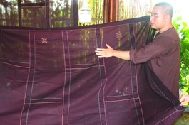 Một tấm y ngũ điều nhuộm củ nâu được nhuộm và may theo lối cổ