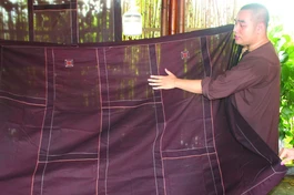 Một tấm y ngũ điều nhuộm củ nâu được nhuộm và may theo lối cổ