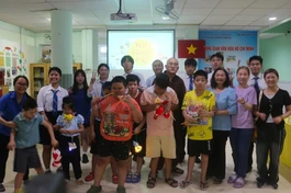 Tặng quà các em học sinh khuyết tật, bệnh nhi nhân Tết Trung thu 