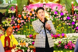 Với ca sĩ Phạm Đạt, âm nhạc không chỉ để nghe cho vui, mà còn để thắp lên một ngọn nến trong tâm, nhắc nhở mỗi người quay về với chính mình, tìm thấy sự bình an giữa đời sống bộn bề