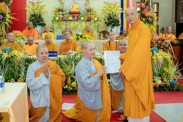 Thượng tọa Thích Huệ Khai trao quyết định bổ nhiệm trụ trì chùa Bửu Tân đến Ni sư Thích nữ Như Vân