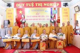 Tặng Giấy khen, phần thưởng đến các Tăng Ni sinh có thành tích cao trong học tập, năm học 2024-2025