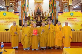 Trưởng lão Hòa thượng Thích Thiện Pháp, Ủy viên Thường rực Hội đồng Chứng minh, Phó Chủ tịch Thường trực Hội đồng Trị sự trao quyết định chuẩn y nhân sự đến Ban Trị sự GHPGVN tỉnh Khánh Hòa mới sau hợp nhất