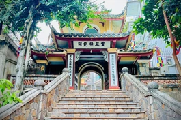 Lối lên chùa Linh Phong Thiền Uyển - Ảnh: Tịnh Mạnh