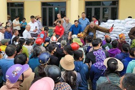 Chùa Quang Sơn, Tâm Thành, Diên Thọ tặng quà người dân vùng lũ và các hoàn cảnh khó khăn