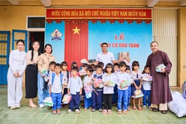 Câu lạc bộ Học bổng An Nhiên trao quà đến các em học sinh tiểu học