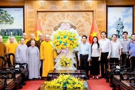 Ban Trị sự GHPGVN tỉnh Thanh Hóa tặng hoa chúc mừng