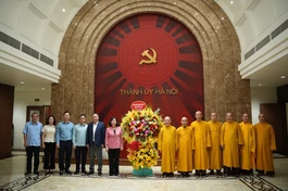 Ban Trị sự GHPGVN TP.Hà Nội tặng hoa chúc mừng