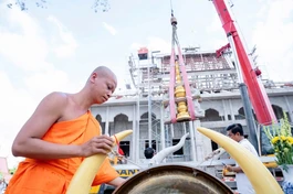 Chuyển đỉnh chánh điện cùng các hạng mục khác lên đặt trên chánh điện tại những vị trí đã được ấn định