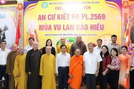 Đoàn công tác chụp ảnh lưu niệm cùng chư tôn đức Ban Trị sự GHPGVN tỉnh Vĩnh Long tại chùa Lưỡng Xuyên