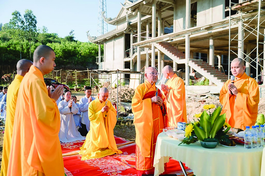 Đại đức Thích Đồng Ân (quỳ) trong lễ cầu siêu anh linh liệt sĩ, đồng bào tử nạn, đặc biệt là 504 thường dân vô tội bị sát hại trong biến cố 1968