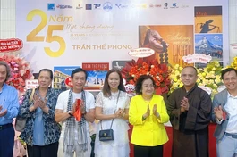 Chúc mừng khai mạc triển lãm ảnh "25 năm - một chặng đường" của nhiếp ảnh gia Trần Thế Phong