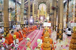 Quang cảnh buổi lễ tại chùa Âng