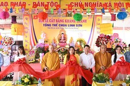 Chư tôn đức, đại biểu cắt băng khánh thành chùa Linh Sơn