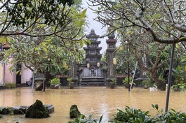 Bảo tháp Hòa thượng Thích Đức Trì trong khuôn viên tổ đình Ba La Mật bị nước lũ bao quanh