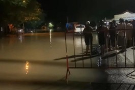 Người dân, lực lượng chức năng tập trung tìm kiếm người mất tích trong vụ lật ghe ở trên sông Thu Bồn (đoạn gần cầu Cẩm Kim) - Ảnh: Đ.X