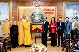 Ban Trị sự GHPGVN tỉnh Thanh Hóa tặng quà chúc mừng Chủ tịch UBND tỉnh Nguyễn Hoài Anh