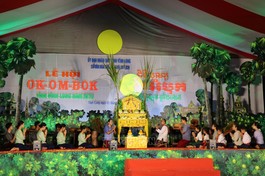 Lễ cúng trăng (lễ chính trong lễ hội Ok Om Bok) theo nghi thức truyền thống của đồng bào Khmer được các nghệ sĩ Đoàn Nghệ thuật Khmer Ánh Bình Minh tái hiện trên sân khấu - Ảnh: Trần Thị Thanh Hòa/TTXVN