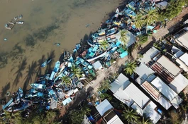 Nước dâng cao, sức gió rất mạnh đã khiến hàng trăm ghe tàu neo đậu tại Vũng Chào (phường Xuân Đài, Đắk Lắk) tránh bão số 13 bị va đập và chồng chất lên nhau, rất nhiều chiếc bị hư hỏng nặng - Ảnh: Báo NLĐ