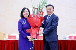 Thường trực Ban Bí thư Trần Cẩm Tú tặng hoa chúc mừng bà Bùi Thị Minh Hoài nhận nhiệm vụ mới - Ảnh: Tuấn Minh