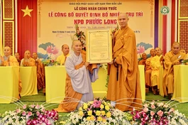 Đại đức Thích Nguyên Minh trao quyết định bổ nhiệm trụ trì niệm Phật đường Phước Long đến Sư cô Thích nữ Thông Bảo trong niềm hoan hỷ của đại chúng