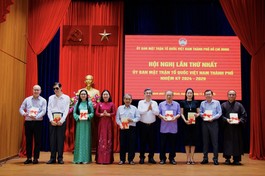 Chủ tịch Ủy ban MTTQVN TP.HCM Nguyễn Phước Lộc và Phó Chủ tịch Thường trực Ủy ban MTTQVN TP.HCM Trương Thị Bích Hạnh chúc mừng các vị Ủy viên Ủy ban MTTQVN Thành phố nhiệm kỳ 2024-2029 ra mắt tại hội nghị - Ảnh: SGGP