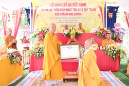 Hòa thượng Thích Trí Minh trao quyết định thành lập điểm sinh hoạt tôn giáo tập trung Như Quang
