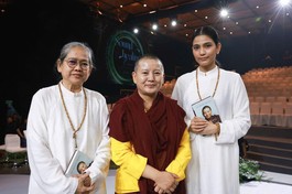 Từ trái qua: Bà Trương Mỹ Tiền, Ani Choying Drolma - huyền thoại thiền ca đến từ Nepal và Á hậu Trương Thị May