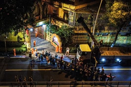 Giữa đêm khuya, kênh Nhiêu Lộc (phường Xuân Hòa) bỗng trở nên sôi động với hoạt động hạ thủy những chiếc ghe ngo truyền thống của đồng bào Khmer Nam Bộ trước chùa Chantarangsay. Đây là bước chuẩn bị quan trọng cho ngày hội đua ghe ngo sắp diễn ra trên con kênh lịch sử này - Ảnh: Khoa Nguyễn