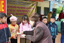 Ni sư Thích nữ Minh Liên tặng quà đến các em học sinh