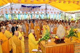 Chư tôn đức cử hành nghi thức sái tịnh, đặt đá xây dựng ngôi chánh điện và các hạng mục công trình chùa Trung Hòa