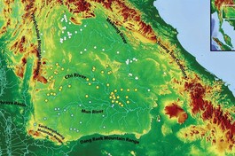 Cao nguyên Khorat, các dãy núi và vị trí các địa điểm Phật giáo trong hệ thống sông Mun (vòng tròn màu xanh), Chi (vòng tròn màu vàng) và Mekong (vòng tròn màu trắng)