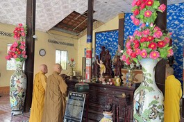 Chư tôn đức niêm hương bạch Phật