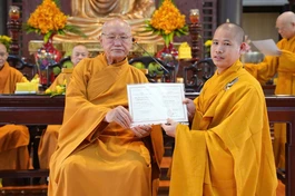 Trưởng lão Hòa thượng Thích Nhật Quang trao Bằng tốt nghiệp Cao đẳng Phật học đến Tăng sinh