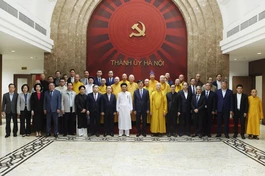 Các đại biểu chụp ảnh lưu niệm tại buổi gặp mặt