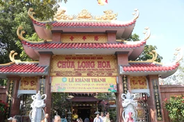 Cổng Tam quan chùa Long Hoa