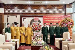 Chư tôn đức Ban Trị sự GHPGVN tỉnh tặng hoa chúc mừng Bộ Chỉ huy Quân sự tỉnh Nghệ An