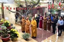 Chư tôn đức cùng đại diện lãnh đạo Ủy ban Hòa bình TP.Hà Nội dâng hương, tụng kinh cầu siêu, tưởng niệm anh linh các anh hùng liệt sĩ tại Di tích Đài tưởng niệm Khâm Thiên