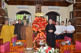 Ban Trị sự GHPGVN thành phố tặng hoa chúc mừng Giáng sinh 2025 tại Tòa Giám mục Giáo phận Đà Nẵng