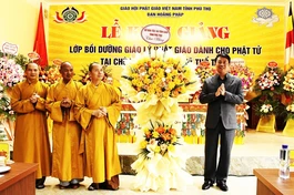 Đại diện Sở Dân tộc và Tôn giáo tỉnh Phú Thọ tặng hoa chúc mừng