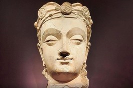 Một vị Bồ-tát theo phong cách nghệ thuật Hy Lạp - Phật giáo, được điêu khắc ở Gandhara cổ đại thời Quý Sương